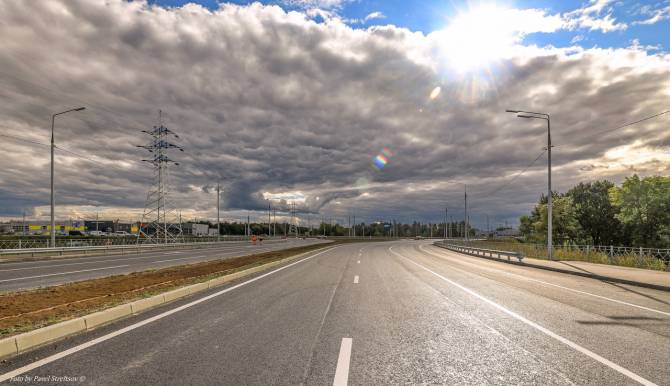 В Брянске сняли на фото фантастическое небо и готовую к открытию дорогу
