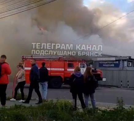 В Брянске сильный пожар возник на складах по проезду Московскому