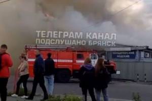 В Брянске сильный пожар возник на складах по проезду Московскому