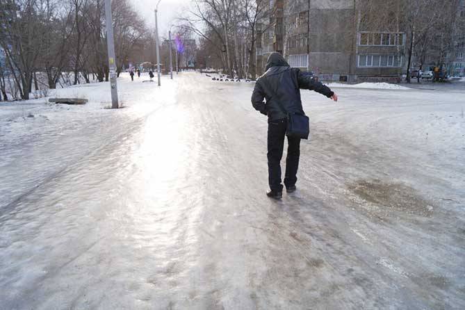 Брянцам рассказали о правилах поведения при гололеде