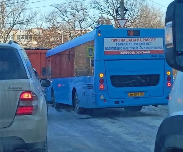 В Брянске синий автобус врезался в «КамАЗ» 