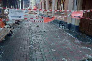 В Брянске с крыши памятника архитектуры XVIII века на тротуар рухнула глыба льда