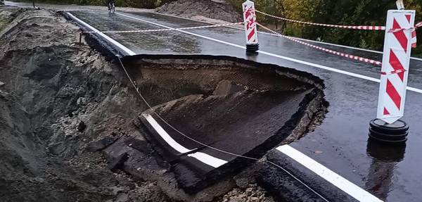 В Брянске окончательно рухнула размытая ливнем новая дорога