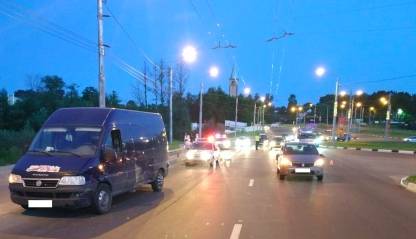 В Брянске на улице Флотской столкнулись микроавтобус и легковушка