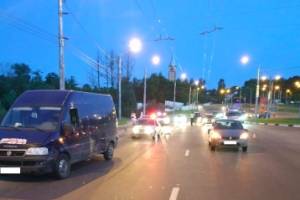 В Брянске на улице Флотской столкнулись микроавтобус и легковушка