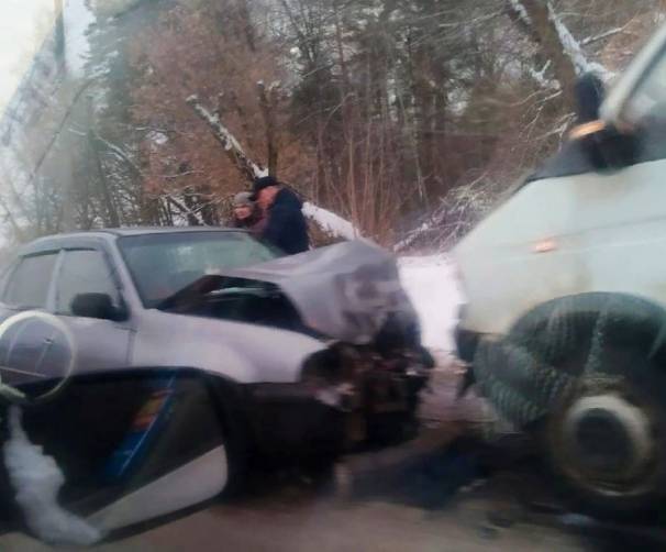 В Брянске водитель легковушки устроил лобовое столкновение на встречке