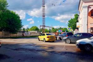 В Брянске на Бежицком переезде автомобилисты снова устроили бардак