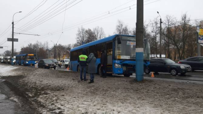 В Брянске появились фото ДТП с автобусом № 27 и грузовиком