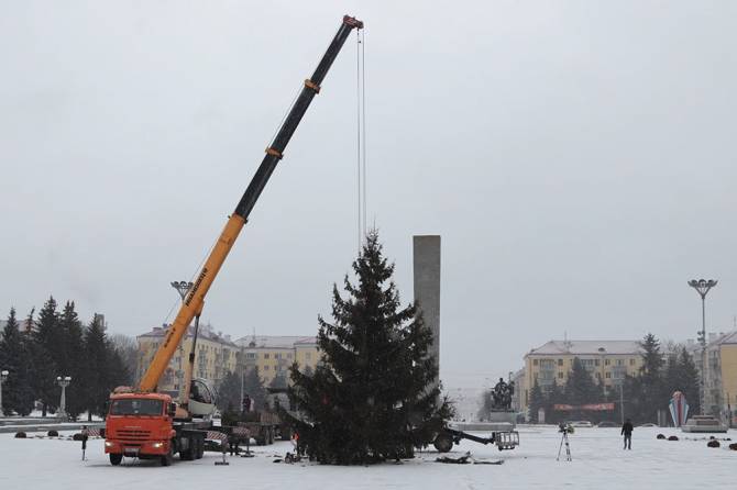 В Брянске на площади Партизан поставили 10-метровую ёлку
