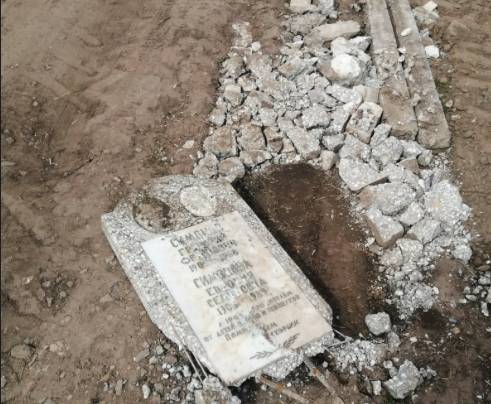 На дороге под Выгоничами обнаружили разбитое надгробие