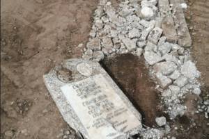 На дороге под Выгоничами обнаружили разбитое надгробие
