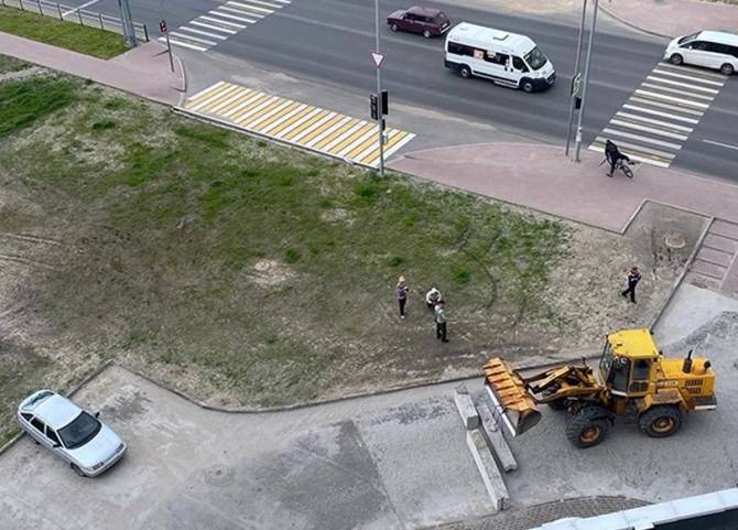 В Брянске въезд во двор многоэтажки на улице Советской перекрыли бетонными блоками