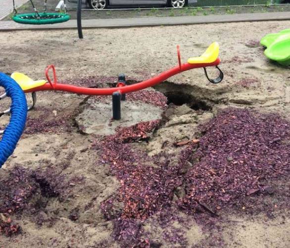 В Брянске подрядчик исправляет нарушения на детской площадке «Атмосферы на Бежицкой»