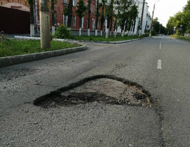 В Брянске жители Бежицы не дождались ремонта дороги у БГТУ