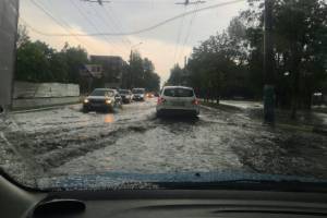 В Брянске после ливня затопило дорогу на Володарке