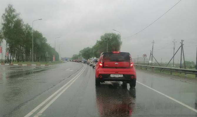 На въезде в Брянск образовалась гигантская пробка