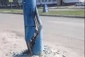 В Брянске на улице 22-го Съезда грозит рухнуть гнилой столб