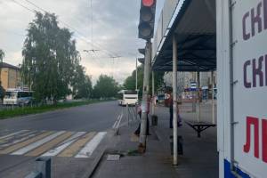 В Брянске на остановке по улице Металлистов светофор грозит рухнуть на головы пассажиров