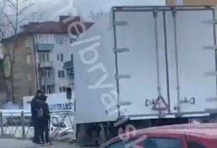 В Брянске на проспекте Московском грузовик протаранил забор