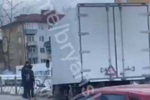 В Брянске на проспекте Московском грузовик протаранил забор