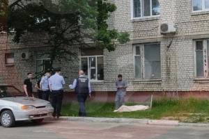 В Брянске под окнами пятиэтажки на Новом Городке нашли труп мужчины