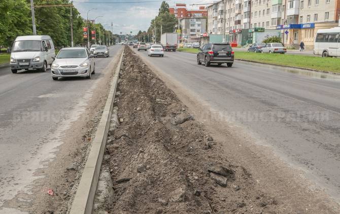 В Брянске разделительную полосу проспекта Московского обрамляют бордюрами