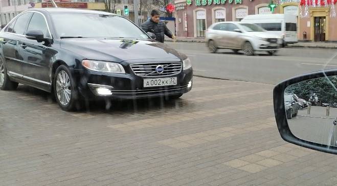 В Брянске водитель чиновника припарковался на «зебре» у правительства 