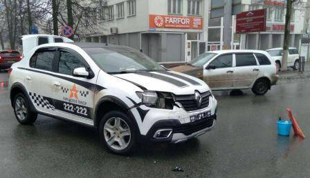 В Брянске в устроенном таксистом ДТП ранена 26-летняя девушка