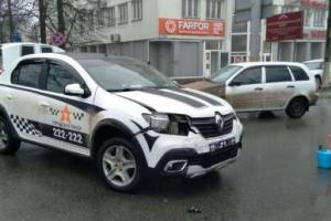 В Брянске в устроенном таксистом ДТП ранена 26-летняя девушка