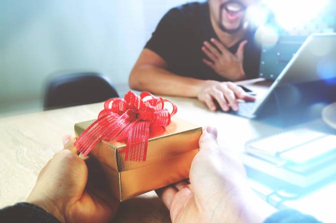 В Брянске только 11% работодателей дарят новичкам приветственные подарки