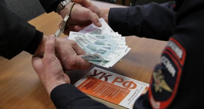 Иностранца осудят за взятку в 10 тысяч рублей брянскому таможеннику