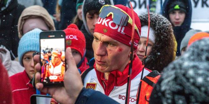 Брянский лыжник Большунов разбил в кровь лицо в жестком столкновении на этапе Кубка России