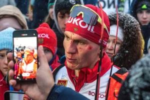 Брянский лыжник Большунов разбил в кровь лицо в жестком столкновении на этапе Кубка России