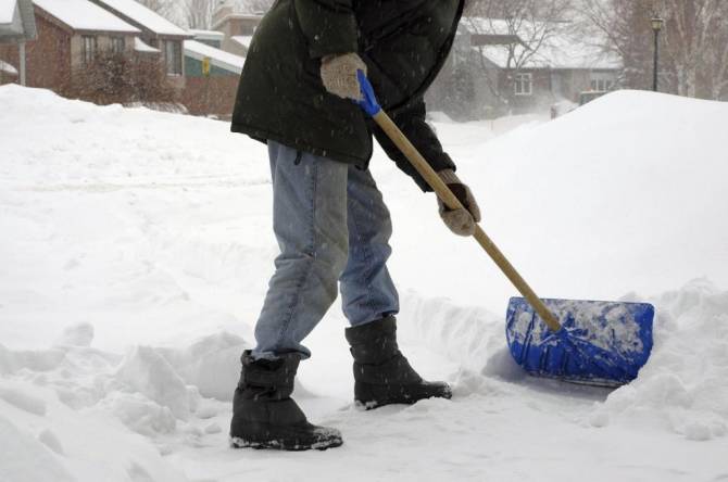 В Климово 15-летний школьник начал убирать снег у домов стариков
