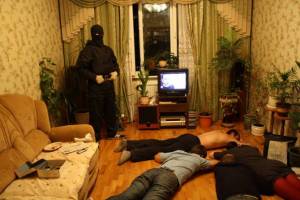 В Брянске сожители превратили квартиру в жуткий наркопритон