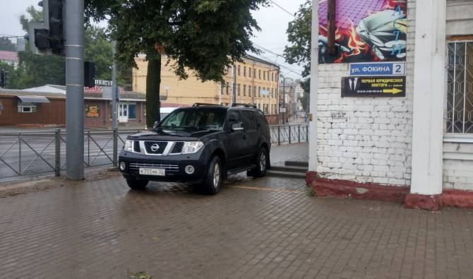 В Брянске автохам на Nissan перекрыл тротуар 