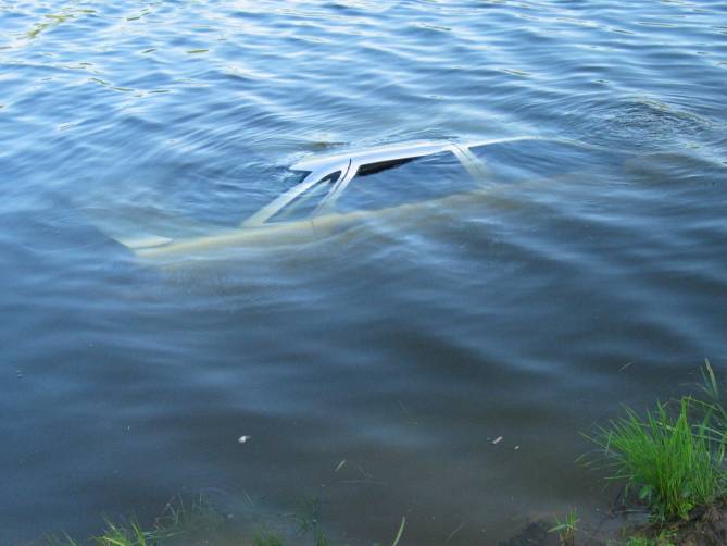 В Трубчевске в озере утонул автомобиль