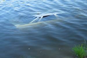 В Трубчевске в озере утонул автомобиль
