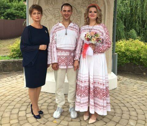 В Рогнедино молодожены устроили свадьбу в русском стиле