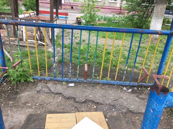 Брянцы пожаловались на аварийную площадку на улице Богдана Хмельницкого