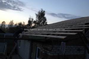 В Новозыбкове общественники перекрыли крышу в доме многодетной семьи