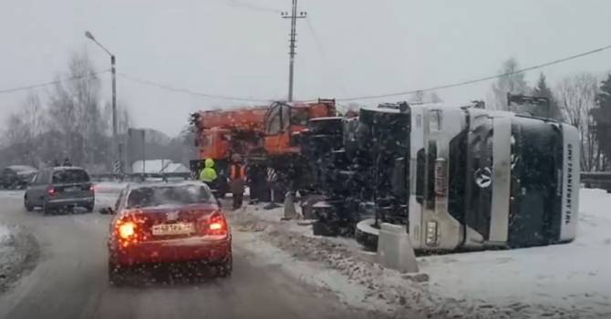 В Карачеве на заснеженой дороге перевернулся грузовик