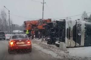 В Карачеве на заснеженой дороге перевернулся грузовик