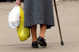 В Брянске на остановке упала 63-летняя пенсионерка