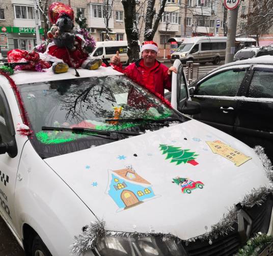 Жителей Брянска повеселил водитель «новогоднего» такси