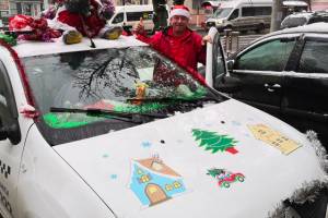 Жителей Брянска повеселил водитель «новогоднего» такси
