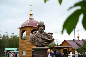Под Брянском в поселке Октябрьский установили памятник князю Владимиру Святому