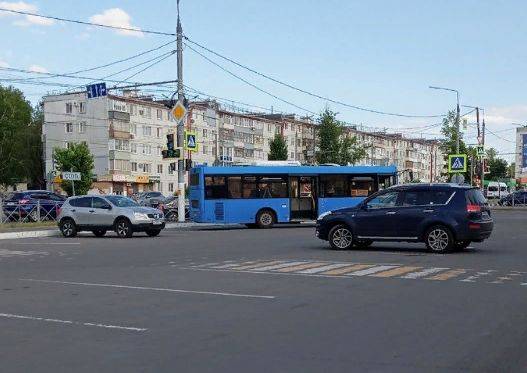 На перекрестке Авиационной и Романа Брянского в ДТП попал автобус №37