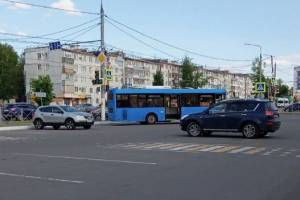 На перекрестке Авиационной и Романа Брянского в ДТП попал автобус №37