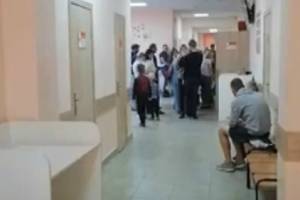 Рынок, а не поликлиника: в Брянске пожаловались на гигантские очереди к педиатру
